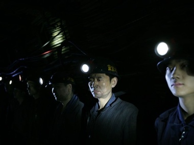 Взрыв на угольной шахте в Китае заблокировал 17 человек под землей