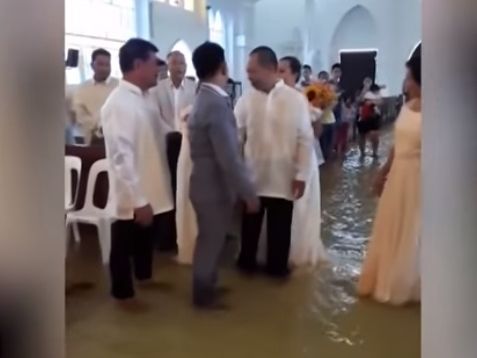 ﻿Під час повені на Філіппінах пара провела шлюбну церемонію в затопленій церкві. Відео