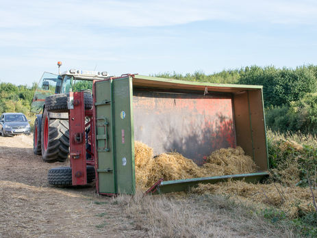 В Германии перевернулся трактор с туристами, пострадали 27 человек