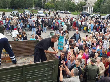 В центре Славянска раздают гуманитарную помощь