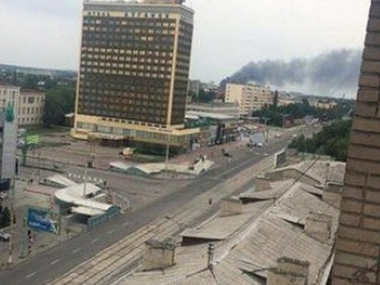 В Луганске слышны выстрелы артиллерии, горят несколько зданий