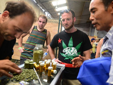 В Лос-Анджелесе состоялась первая в мире "Ярмарка марихуаны"
