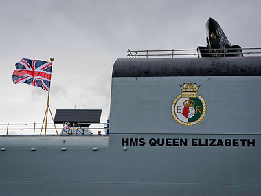 Королева Елизавета II дала свое имя крупнейшему британскому авианосцу
