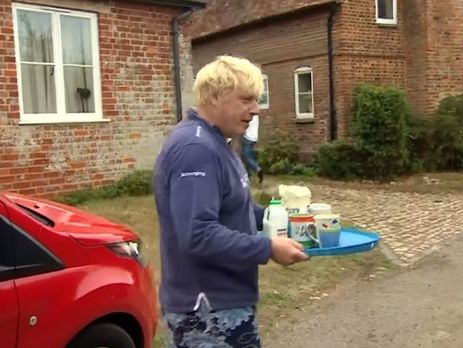 Экс-глава МИД Британии Джонсон угостил журналистов чаем. Видео