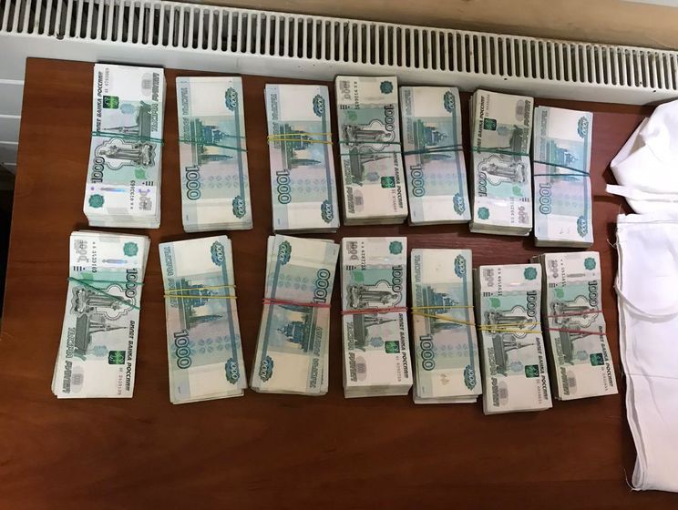 ﻿Троє українців під одягом намагалися пронести до Росії суму, еквівалентну 1,3 млн грн – Держприкордонслужба