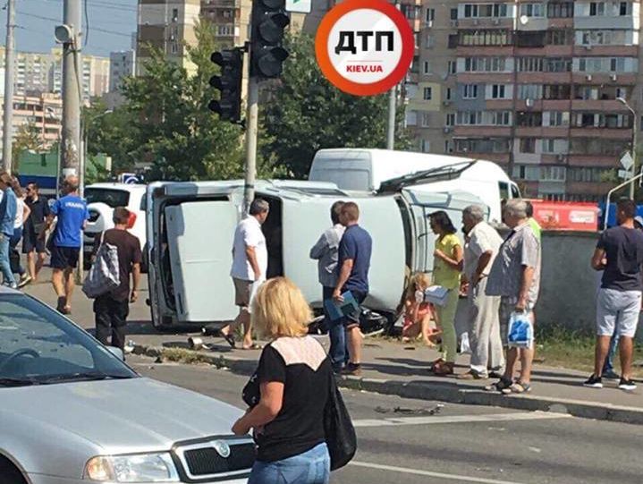 ﻿У Києві автомобіль влетів у натовп пішоходів