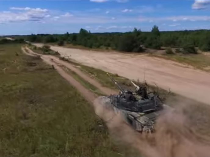 ﻿Порошенко показав випробування українського танка, який може знищити бронетехніку на відстані до 5 км. Відео