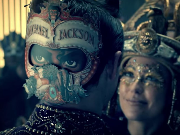 ﻿Behind the Mask. Кліп на пісню Джексона 1982 року набрав понад 4 млн переглядів на YouTube. Відео