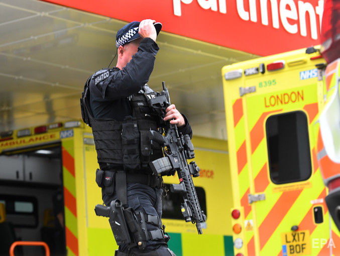 Водитель, наехавший на пешеходов у парламента Британии, задержан по подозрению в терроризме &ndash; Скотланд-Ярд