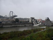 В Генуе обрушился мост: десятки погибших