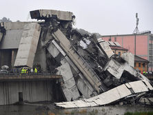 В итальянской Генуе обрушился мост, погибли десятки людей. Фоторепортаж