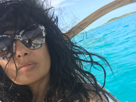 Хайек показала тело в раздельном купальнике