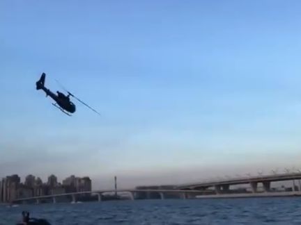 ﻿У Петербурзі прокуратура розпочала перевірку у зв'язку з прольотом приватного гелікоптера під мостом