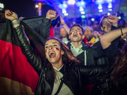 Как смотрели полуфинал ЧМ-2014 в Германии и в Бразилии. Фоторепортаж