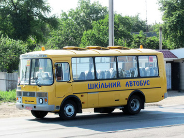 СМИ: Террористы в Луганске передвигаются на школьном автобусе