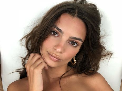 Ратаковски оголила сосок в ресторане