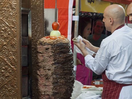 ﻿У Києві демонтували 20 незаконних точок продажу шаурми