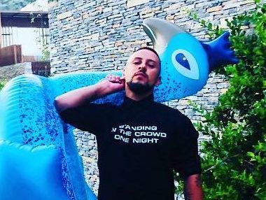 Monatik показал татуировку на спине