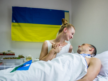 Двое раненых на Донбассе солдат сыграли свадьбы со своими невестами прямо в госпитале