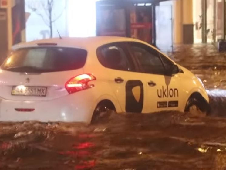 ﻿У Києві вночі через сильну зливу затопило Хрещатик. Відео