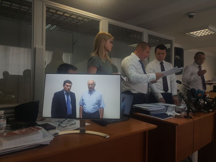 ﻿Адвокати Януковича спробували забезпечити виступ Азарова в Оболонському райсуді, суд попросив їх не порушувати порядку