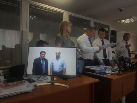 ﻿Адвокати Януковича спробували забезпечити виступ Азарова в Оболонському райсуді, суд попросив їх не порушувати порядку