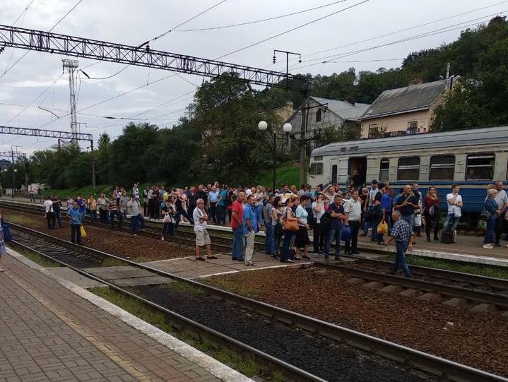 ﻿У Львові пасажири блокували залізничні колії через брак місць в електричці