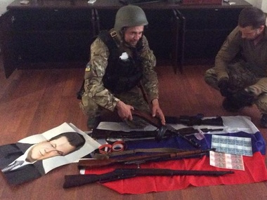 Спецбатальон "Азов" на рынке, принадлежащем свахе Януковича, нашел склад оружия и фальшивых гривен