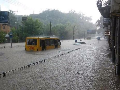 ﻿Сильна злива підтопила частину Львова. Фоторепортаж 
