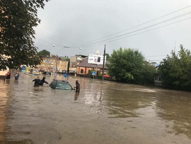 ﻿Наслідки зливи у Львові. Рятувальники на руках виносили людей із затопленого транспорту