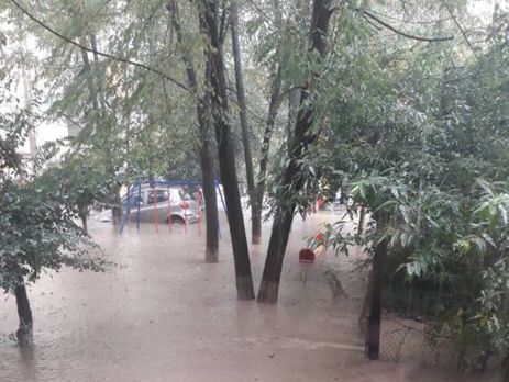 ﻿Потужна злива затопила Рахів, зруйновано три мости. Відео