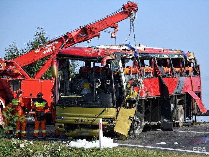 В Польше задержали водителя украинского автобуса, упавшего со склона 