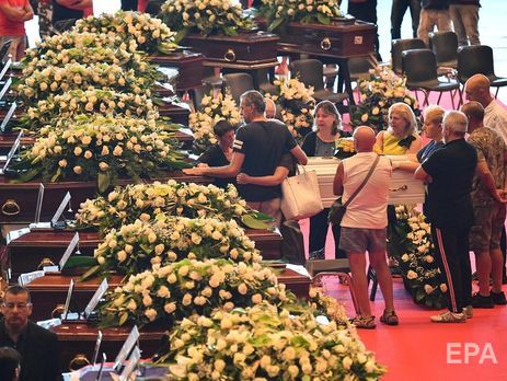 В Италии прошли первые похороны жертв обрушения моста в Генуе. Фоторепортаж