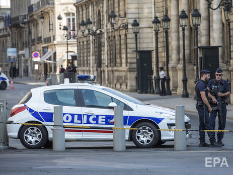 Во Франции 18-летний мужчина въехал в толпу людей у ночного клуба, семь человек пострадало