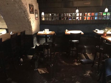 ﻿Із бару на вулиці Антоновича в Києві відкачали 40 т води після нічної зливи