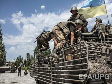 Волонтеры передали военнослужащим из танковой бригады 80 бронежилетов