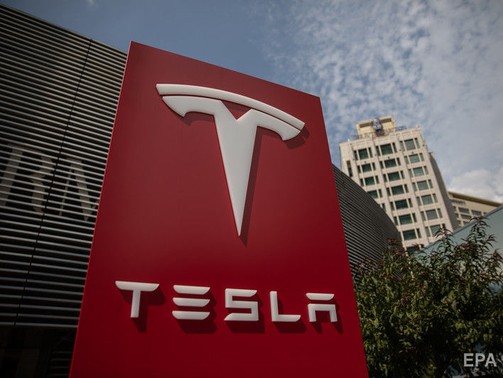 ﻿Маск заявив критикам, що Tesla – одна з двох американських автокомпаній, які уникли банкрутства