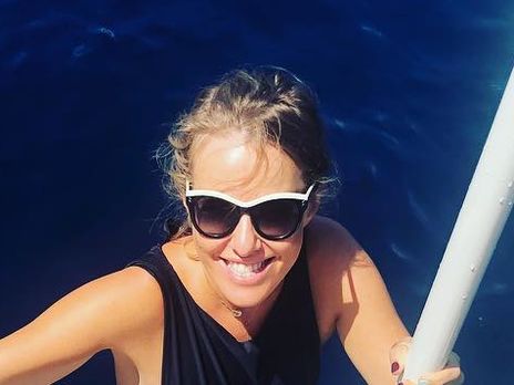 Собчак показала тело в разных моделях купальников