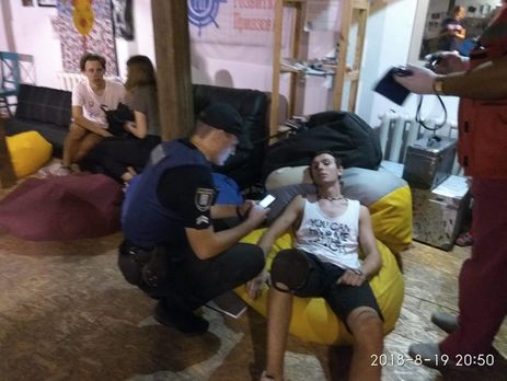 В Мариуполе неизвестные в балаклавах напали на участников арт-платформы, есть пострадавшие