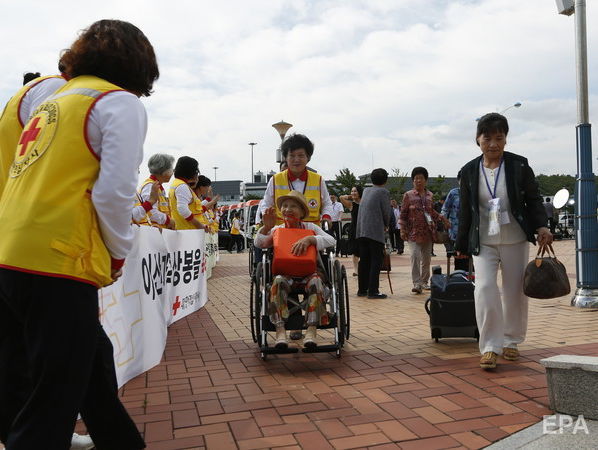 ﻿Громадяни Південної Кореї вперше за 65 років приїхали у КНДР, щоб зустрітися з родичами