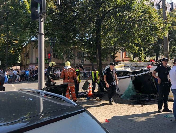 ﻿У Сумах Toyota Prius патрульної поліції відкинуло на тротуар, у ДТП постраждало шестеро людей