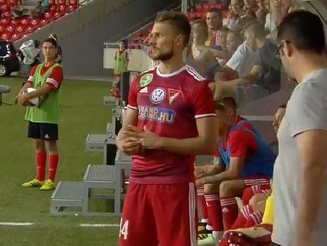 ﻿В Угорщині футболіст не зміг вийти на поле у стартовому складі через обручку