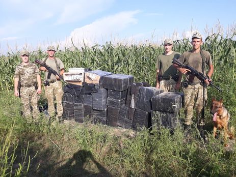 В Закарпатской области контрабандист, пытаясь уйти от пограничников, потерял в кукурузе прицеп с сигаретами