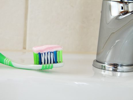 С помощью зубной пасты можно почистить сантехнику