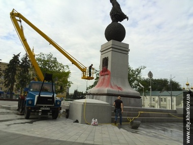 В Харькове облили краской памятник Независимости