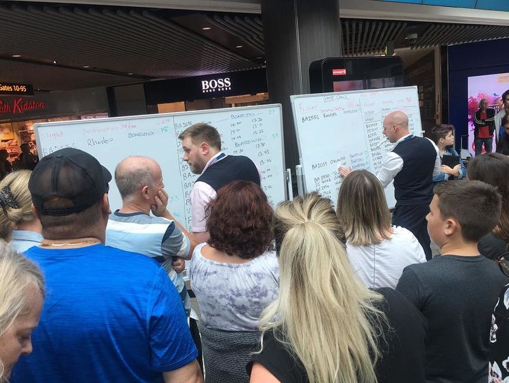 ﻿У лондонському аеропорту Гатвік через проблеми з електронним табло інформацію про рейси пишуть на дошках