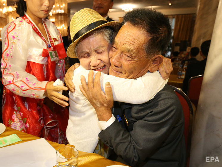 ﻿Зустріч розділених сімей із КНДР і Південної Кореї. Мати побачилася із сином уперше за 68 років