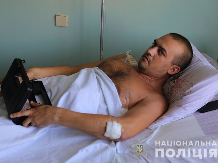 Раненному активистом С14 львовскому полицейскому дадут квартиру
