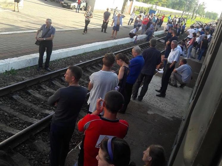 ﻿У Львівській області пасажири блокували залізничні колії через брак місць в електричці