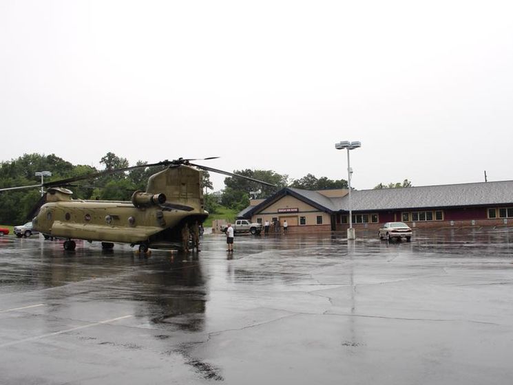 В США военный вертолет экстренно сел на парковке бара